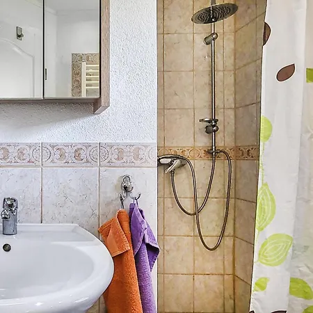 1 Bedroom Beautiful In Holiday home *